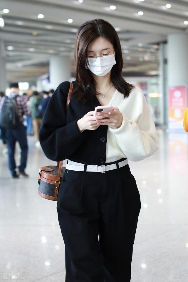 连体裤怎么搭配更迷人眼，连体裤怎么搭配更迷人眼镜男（橘色镂空连体裤配锁骨发）