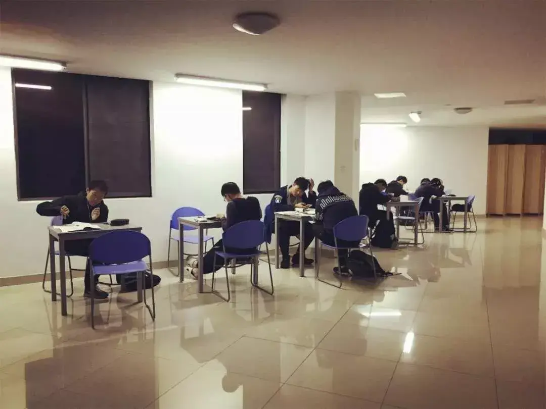 高中宿舍图片(普通高中宿舍图片)