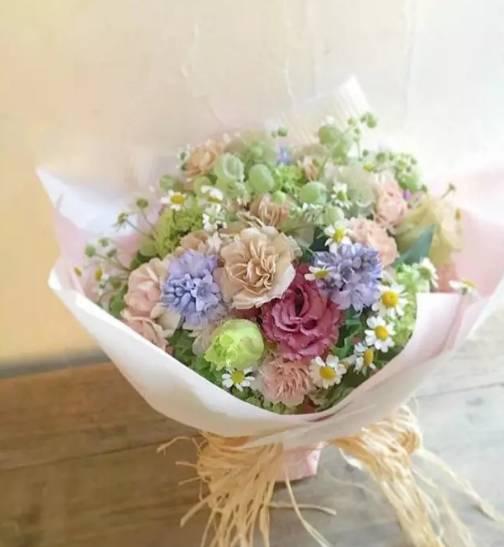 康乃馨的寓意是什么，鲜花康乃馨的寓意是什么（母亲节，为什么要送康乃馨）