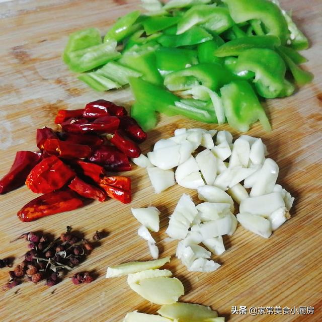 干皮肚怎么泡，干皮肚怎么泡能泡的多（尖椒炒皮肚这样做香辣入味）