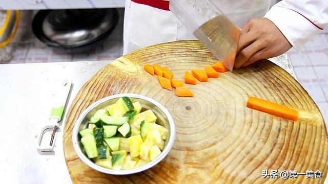 菠萝酥的家常做法，菠萝酥的做法大全（厨师长教你用菠萝这样搭配着做）