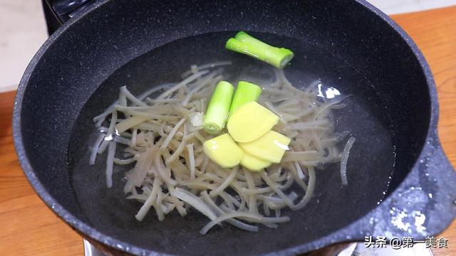 制作肉皮冻方法，做肉皮冻的快速方法（这才是猪皮冻的正确做法）