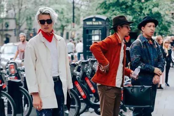 男士丝巾打法，男士方巾丝巾的系法（关于男士丝巾和它的系法）