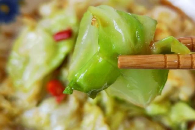 莲白怎么炒，莲白怎么炒素炒好吃（年夜饭中不可缺少的家常菜《手撕莲白》）