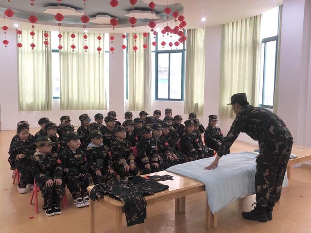 安全教育视频小学生幼儿园，幼儿园大班安全教育（童军连军警课讲解幼儿六大安全教育）