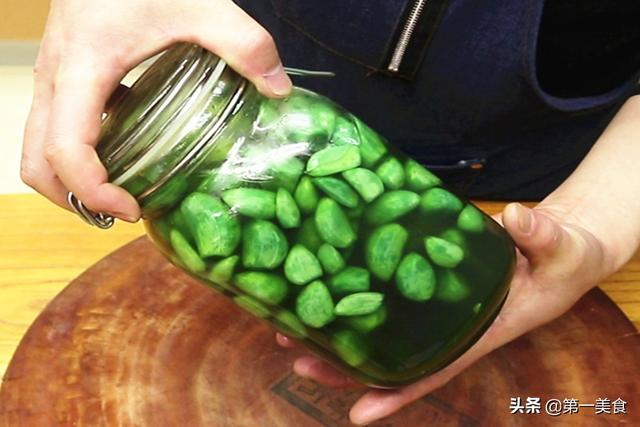 腊八蒜怎么做，翠绿的腊八蒜怎么做（用厨师长的做法、2天就变绿）