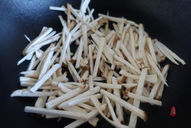 素炒刷把菌的家常做法，炒扫把菌的做法（素炒杏鲍菇虽然是素菜）