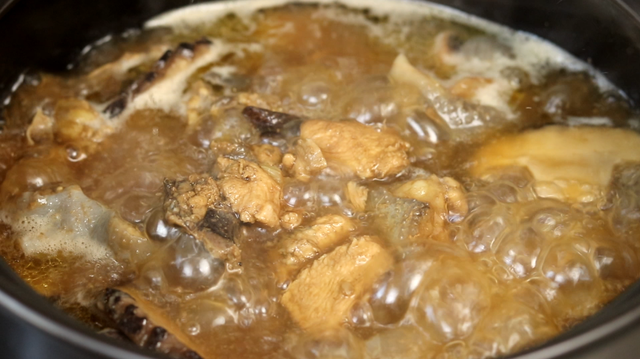 炖小鸡的家常做法，小鸡炖蘑菇的家常做法（鸡肉鲜香嫩滑不腥不柴）