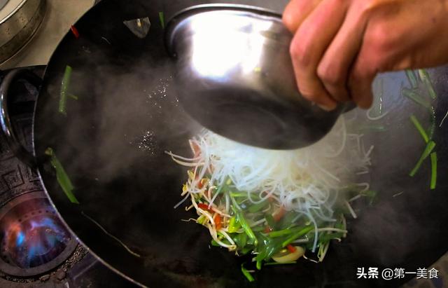 粉丝炒韭菜怎么炒，粉丝炒韭菜怎么炒好吃窍门（厨师长分享家常韭菜炒粉丝做法）