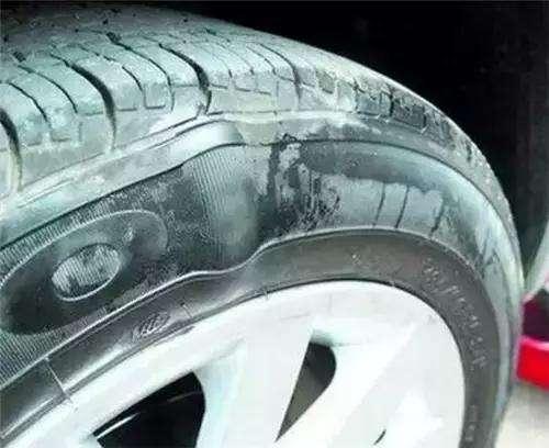 车辆爆胎的原因有哪些，汽车爆胎的主要原因（正常行驶时，汽车为什么会爆胎）