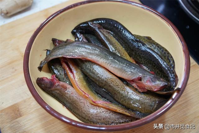 泥鳅喜欢吃什么，泥鳅吃什么（泥鳅身上这地方不能吃）