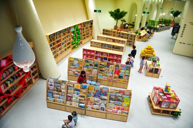 附近书店在哪个位置离我最近，离这里最近的文具店（厦门这些“有颜有料”的书店）