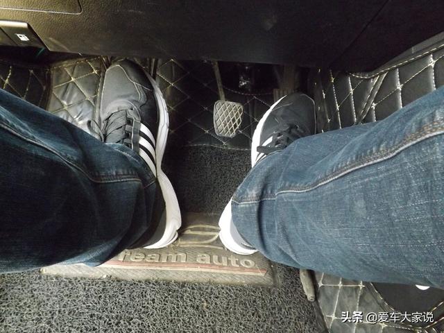 自动挡油门刹车位置图，自动挡刹车油门位置在哪（自动挡只有两个踏板）