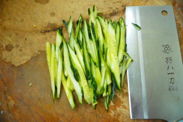 薄到透光烤鸭卷饼的做法，十一小长假必吃的烤鸭卷饼