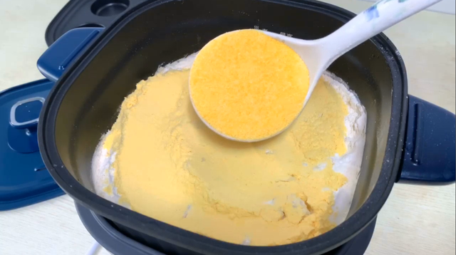 玉米面发糕的做法，玉米面发糕的做法松软又好吃（不用烤箱电饭锅）