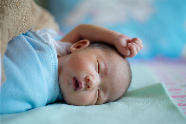 新生儿的奶粉量是多少，新生儿 奶粉量（发育特点、喂养、身高体重指标）