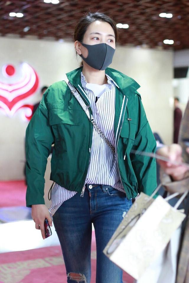 绿色衣服配什么颜色的裤子，绿色体恤配什么颜色裤子好看（用“绿色”外套配牛仔裤）