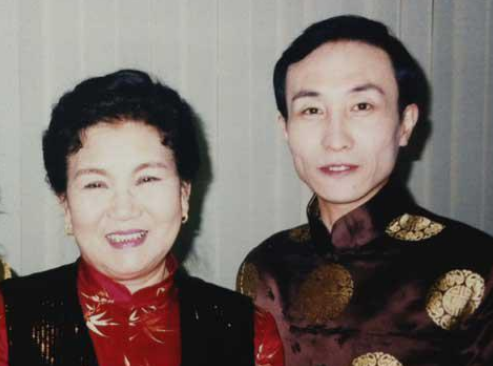 巩汉林回忆赵丽蓉离世，1999年赵丽蓉被肺癌折磨的痛不欲生