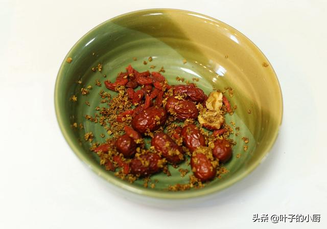 冰糖木耳红枣汤步骤，冰糖木耳红枣汤步骤做法（养生食疗方：养血安神）