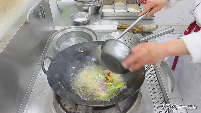 鱿鱼的处理方法，处理鱿鱼的全过程（厨师长把详细处理方法教给你）