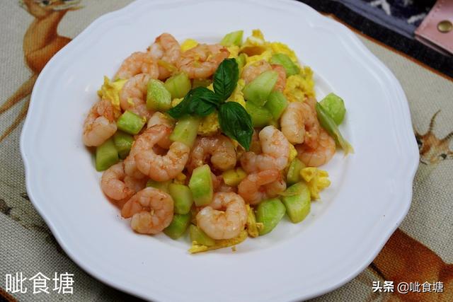 炒黄瓜怎么做好吃，鸡蛋炒黄瓜怎么做好吃（好吃好看的黄瓜炒虾仁）