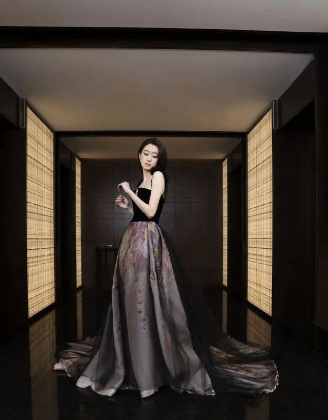 赵丽颖和杨紫身高对比照，杨紫穿平底鞋仍比赵丽颖高