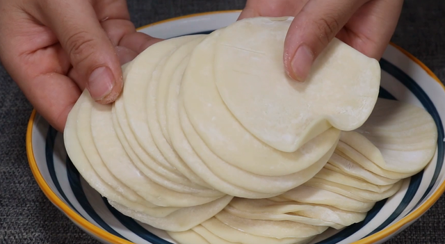 饺子皮怎么做，饺子皮怎么做春卷皮（早餐别老一套了）