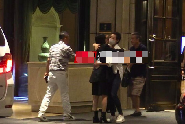 李纯的老公是谁，李纯疑似恋情曝光（男方啤酒肚明显像两代人）