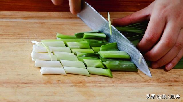 煎小鱼的做法大全视频，如何煎小鱼视频（这种小鱼不用扔）