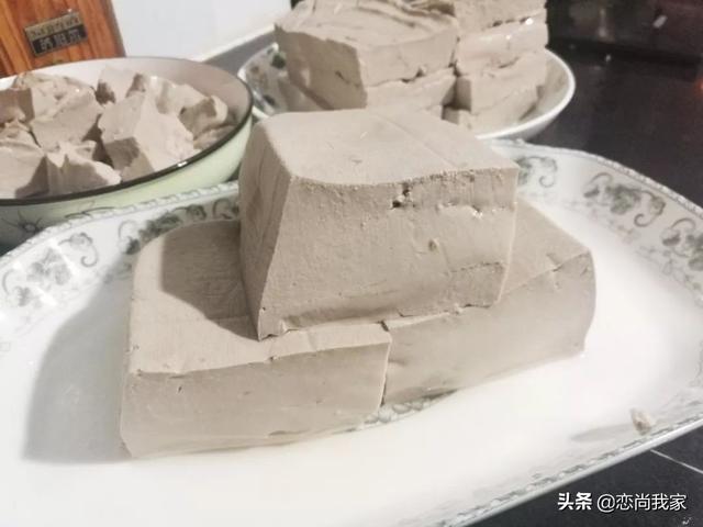 做豆腐的石膏粉有毒吗，豆腐放石膏粉吗（亲朋好友吃了都会夸赞你）