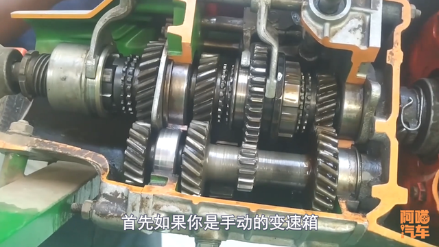 变速箱油多久换一次，汽车变速箱油多久换一次（变速箱油更换标准按时间还是里程）