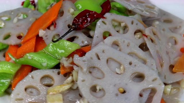 炒藕片怎么炒好吃，炝藕片的做法（很多人第一步就错了）
