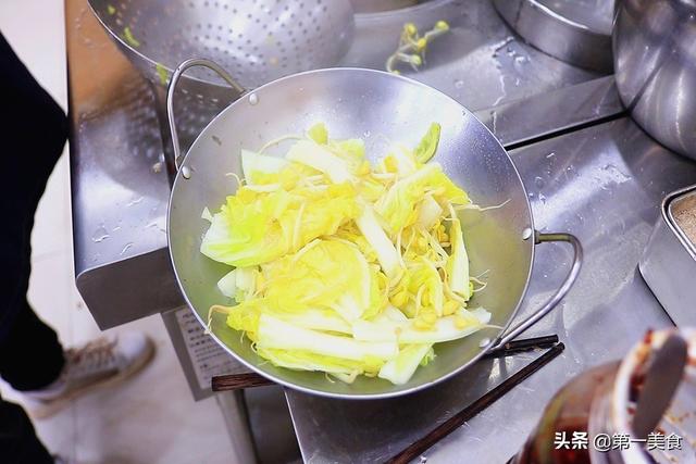 辣子鸡怎么炒才好吃，家常辣子鸡怎么炒（简单一翻一炒端上桌）