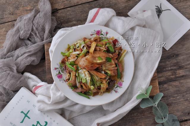 大蒜炒肉怎么炒，大蒜炒肉炒出绿色的汤（老饭骨教你青蒜炒肉片的正确做法）