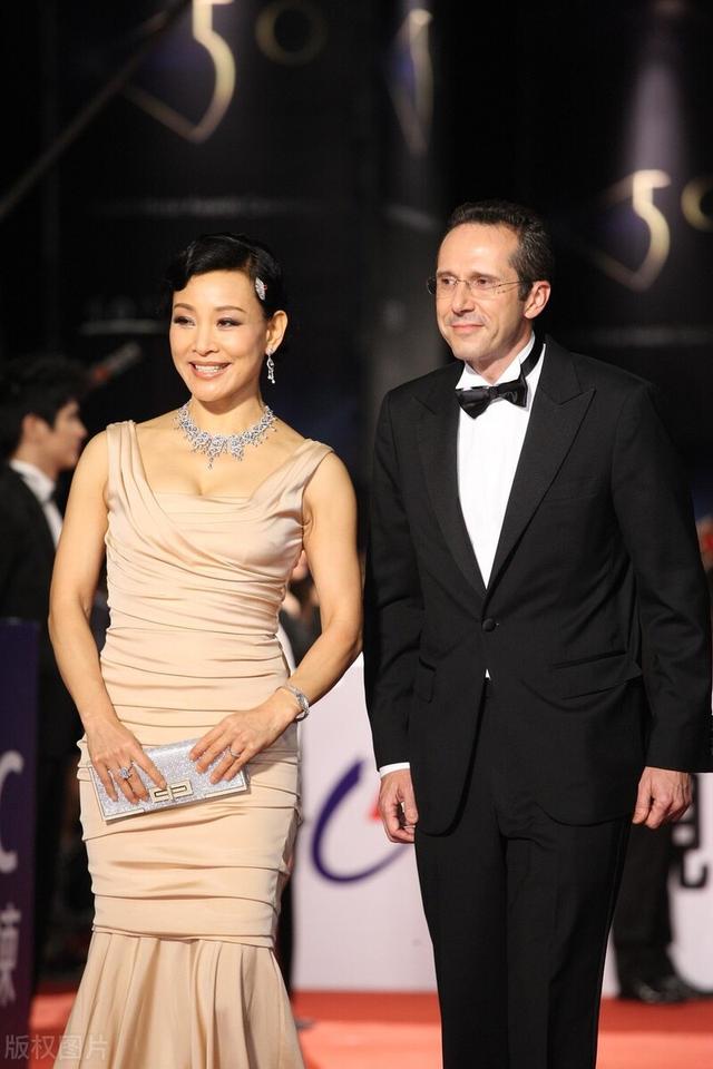 香槟色是什么颜色，珍珠香槟色是什么颜色（穿香槟色连衣裙配复古卷发）