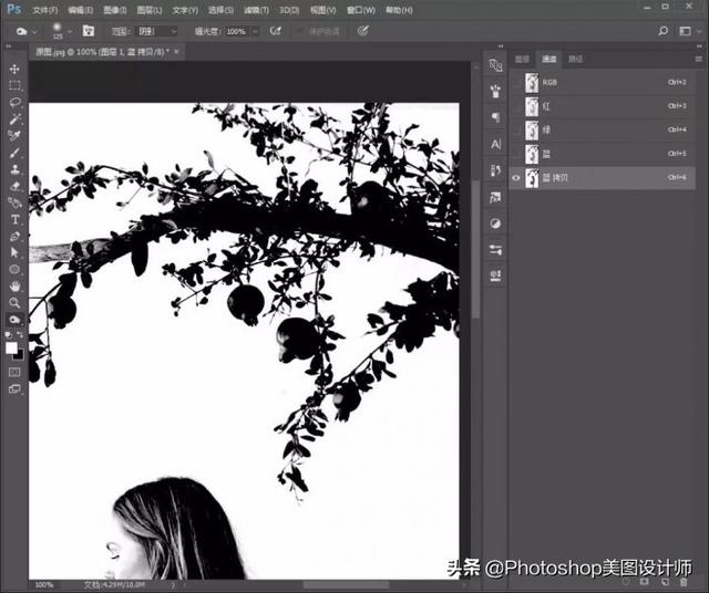 人物怎么抠图，视频里的人物怎么抠图（PS中的通道抠出背景较简单的人物）
