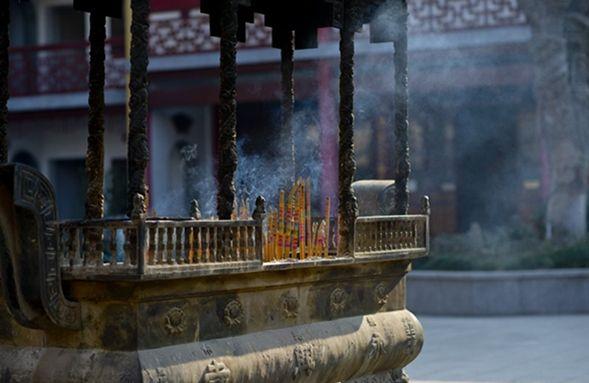 什么时候拜佛烧香最佳，上香磕头的正确方法（烧香拜佛，需要注意这五点）