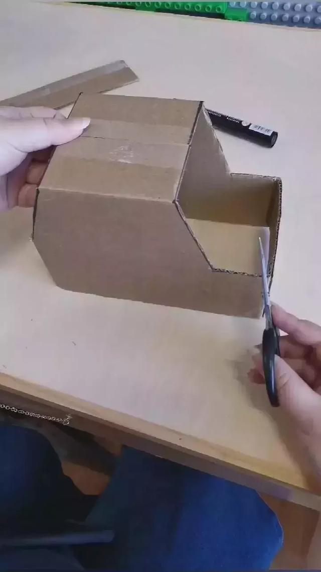 废旧纸盒做小汽车教程，怎么用纸盒做小汽车（幼儿园手工作业——纸箱小汽车）