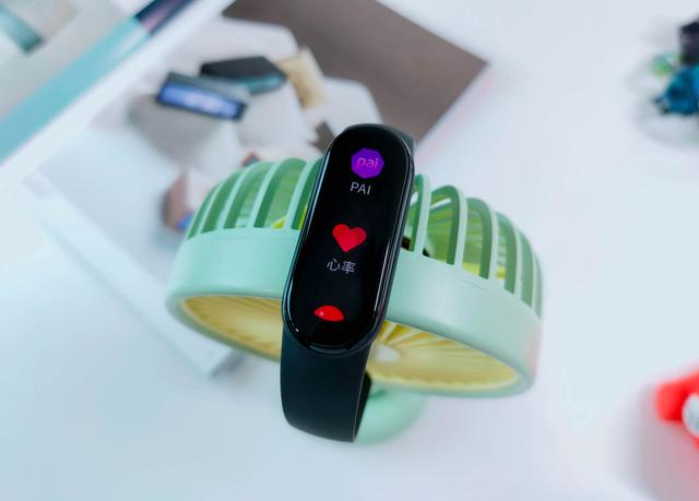 小米手环充电需要大力扣吗，小米手环使用前要不要充满电（干掉按键+血氧检测+心率监测）