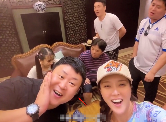 毕福剑最新消息，毕福剑近况最新消息（61岁毕福剑现身私人聚会有美女陪）