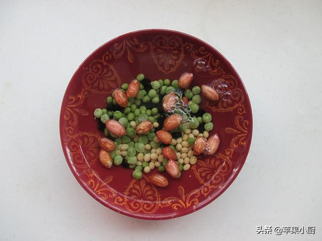 怎样做美味的三黑营养豆浆，黑豆浆怎么做好喝又营养（做这个豆浆喝不错）