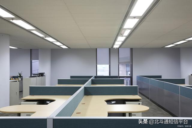 乔迁之喜发朋友圈通知，乔迁之喜微信朋友圈发信息要怎么写好（办公室、新房乔迁短信请柬群发怎么写）