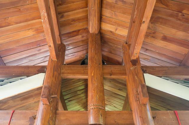 房梁压床有什么说法吗，房梁压着床有什么讲究（农村俗话：一忌门前栽桑）