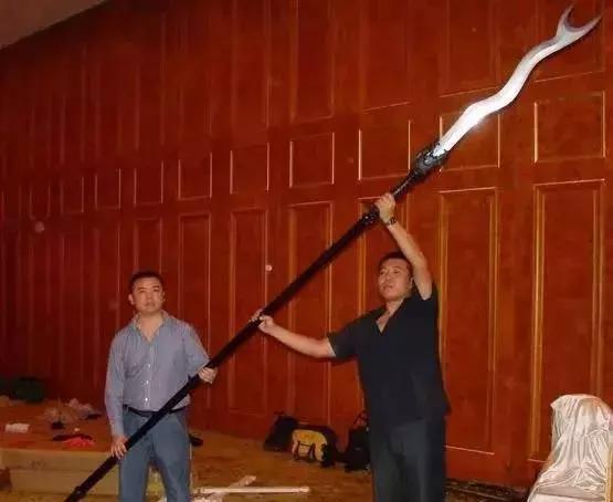 张飞用的是什么兵器，张飞的兵器（罗贯中为什么在《三国演义》中让张飞用蛇矛）