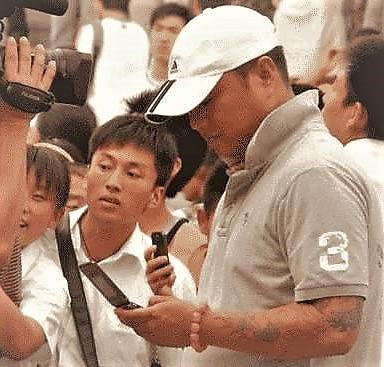 李宝敏狂揍社会人视频，李宝敏（张家豪与李宝敏在酒吧发生冲突）