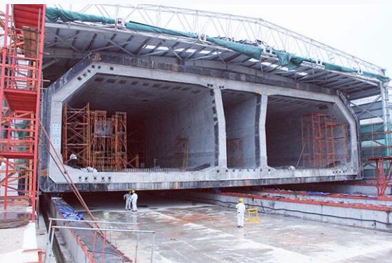 海底隧道是在海底还是在海的中间，海底隧道是连接哪两个海域的（海底隧道是怎么修建的）