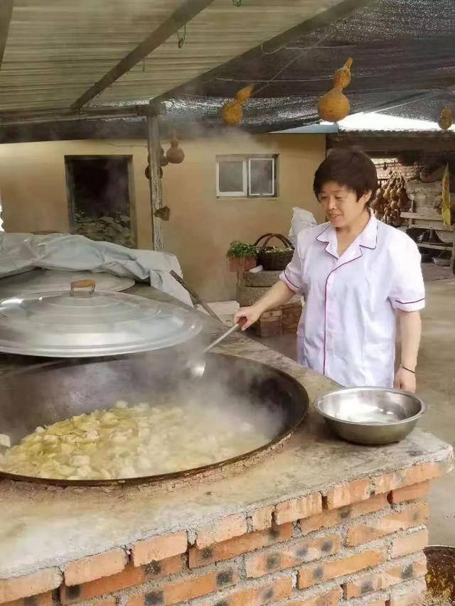 藏族吃猪肉吗，藏族吃不吃猪肉（传承三百载：喇嘛可以吃肉吗）