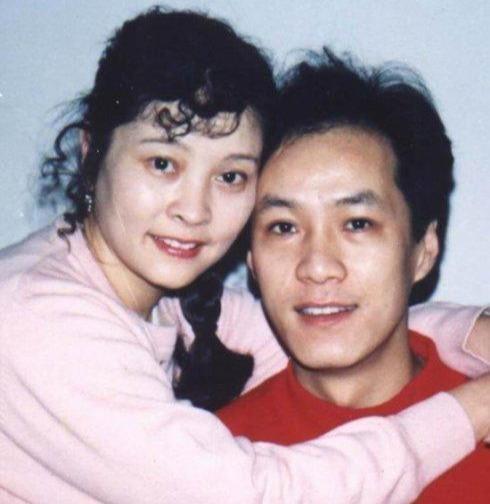冯远征，因跳伞放弃高考，又被中戏嫌弃丑，老婆比他大8岁