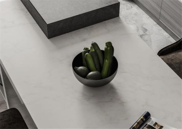 岩板与瓷砖的区别，岩板跟瓷砖有什么区别（岩板到底是什么材质）