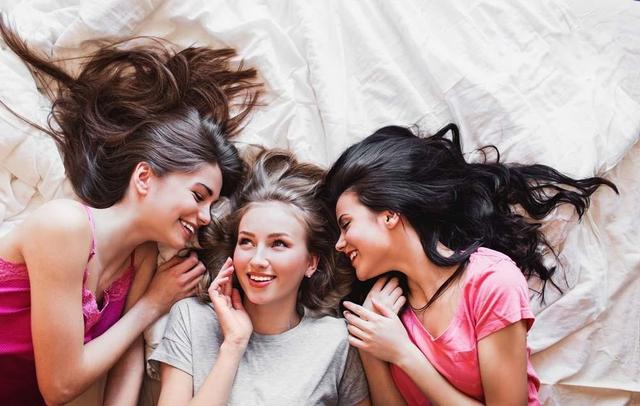 同性恋是怎么回事，两个男的怎么发生性行为（性取向是先天的还是后天形成的）